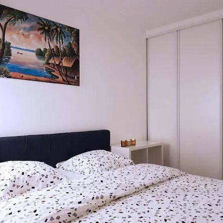Pretty And Neat Bedroom In My Cosy Appartment. Puteaux Kültér fotó