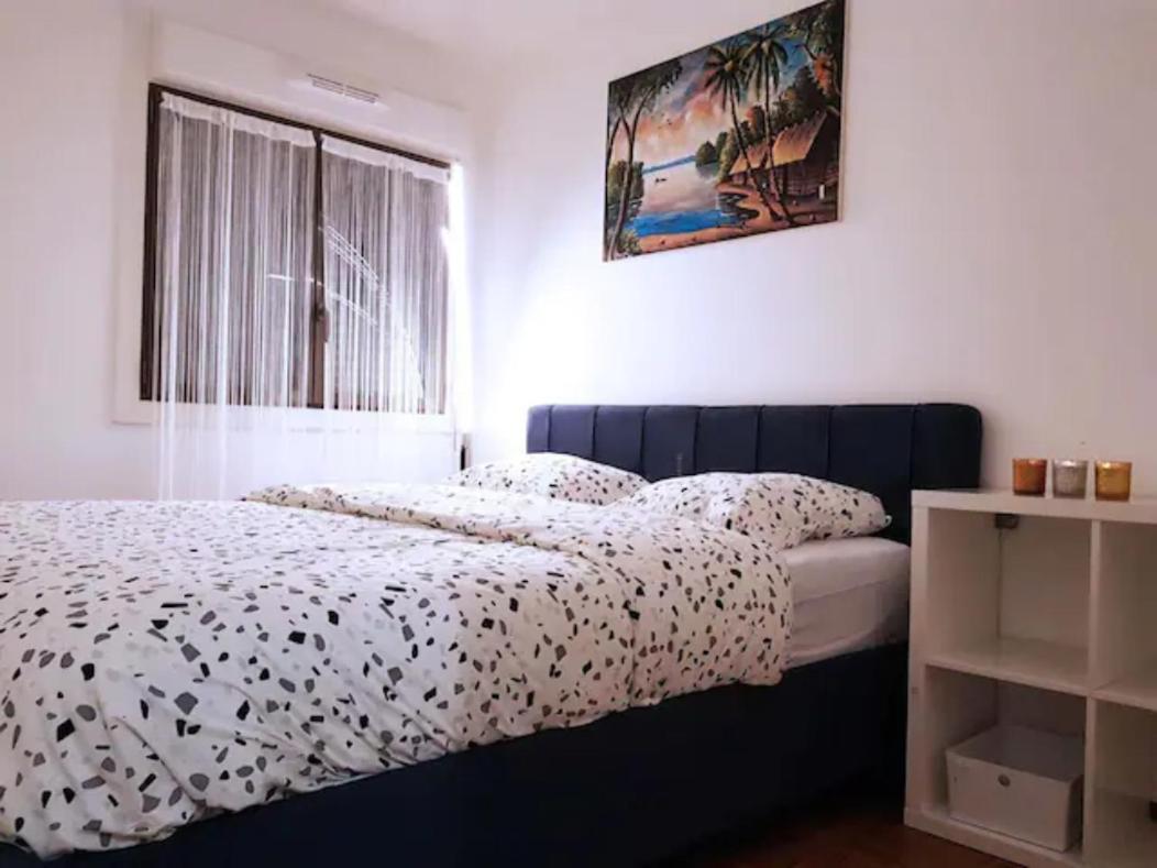 Pretty And Neat Bedroom In My Cosy Appartment. Puteaux Kültér fotó